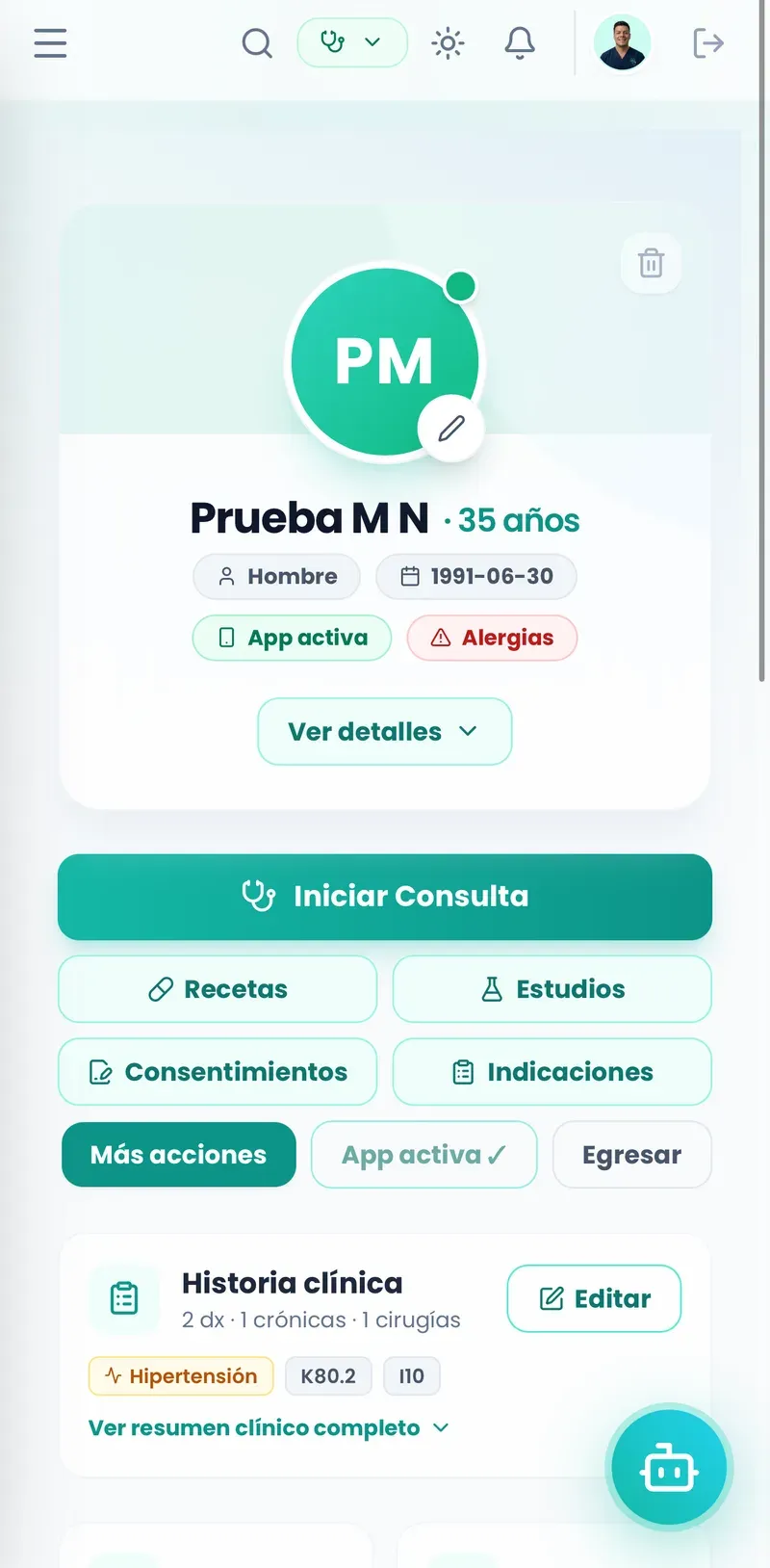 Expediente en AMIA Médico: edad y alergias del paciente, botones de receta, estudios, consentimientos e indicaciones, e historia clínica con diagnósticos codificados en CIE-10.