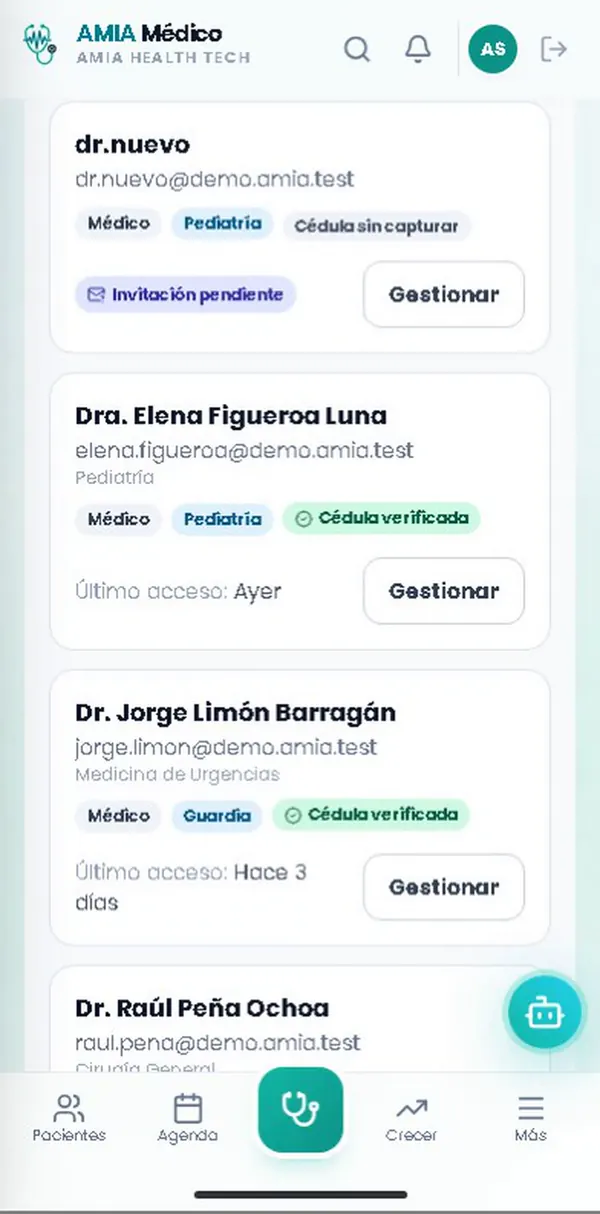 «Mi equipo» de una clínica demo en AMIA Médico: cada médico con su especialidad, su servicio y su cédula verificada.