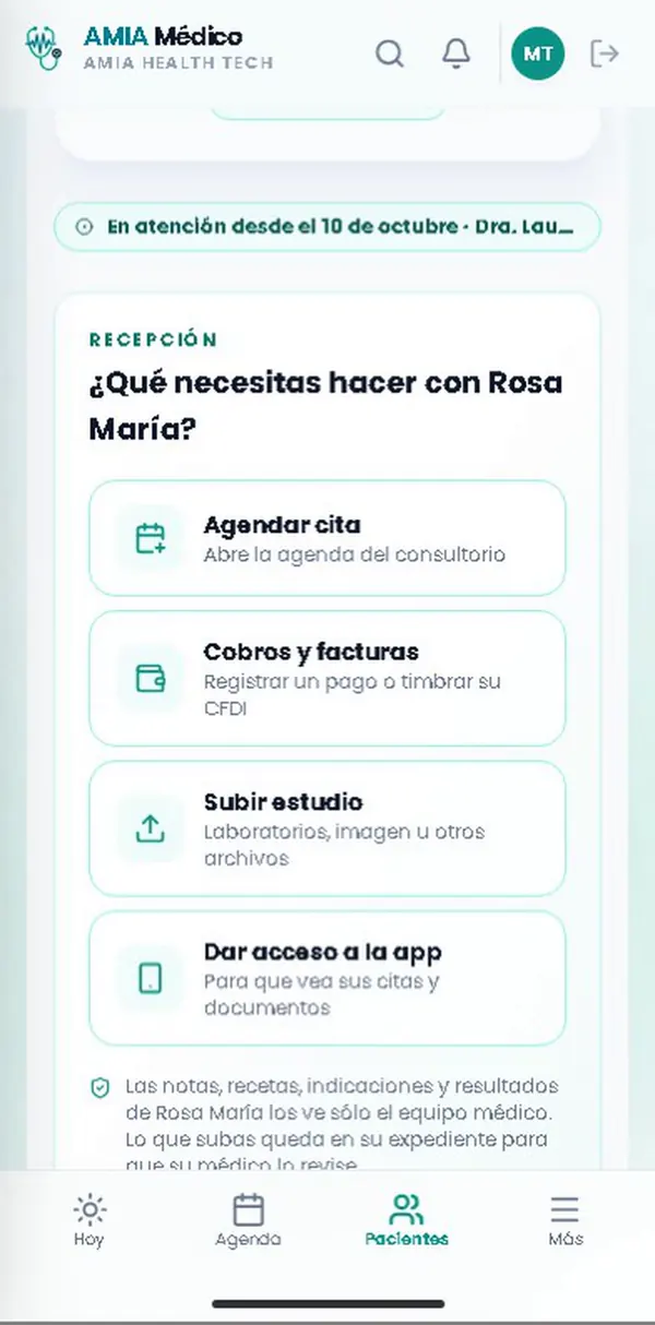 La ficha de una paciente vista por recepción en AMIA Médico: agendar cita, cobros y facturas, subir estudio y dar acceso a la app, sin notas ni resultados.