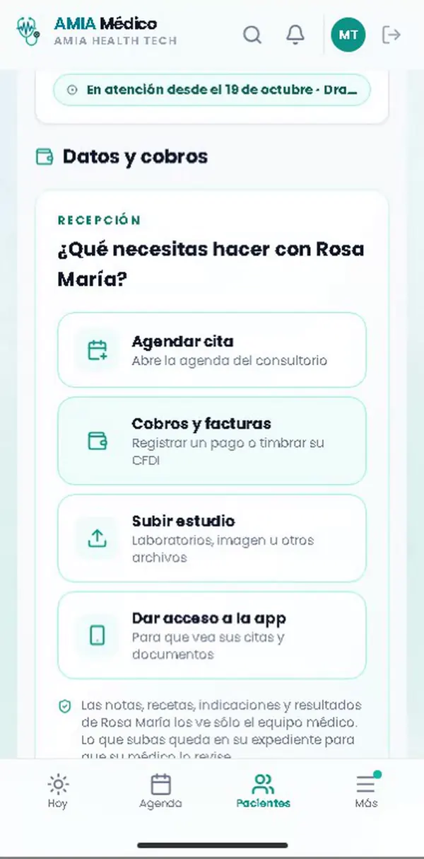La ficha de una paciente vista por recepción en AMIA Médico: agendar cita, cobros y facturas, subir estudio y dar acceso a la app, sin notas ni resultados.