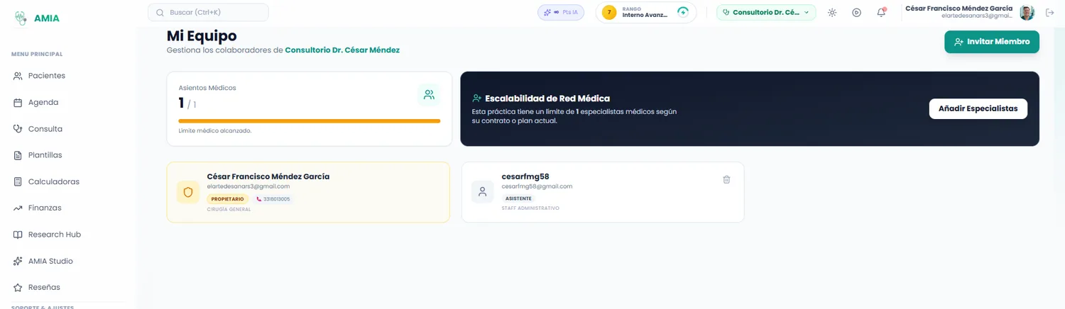 Pantalla Mi Equipo de AMIA con asientos médicos, roles RBAC y gestión de colaboradores de la práctica